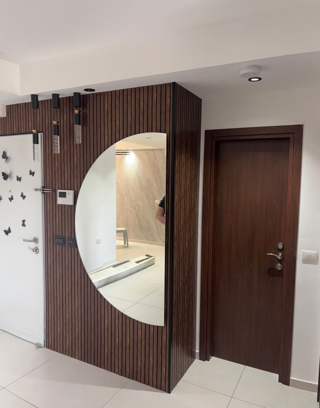 חיפוי קיר סרגלים ומראה